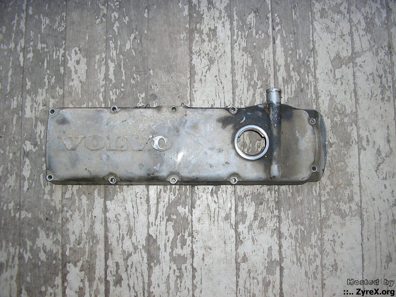 Valve cover with breather