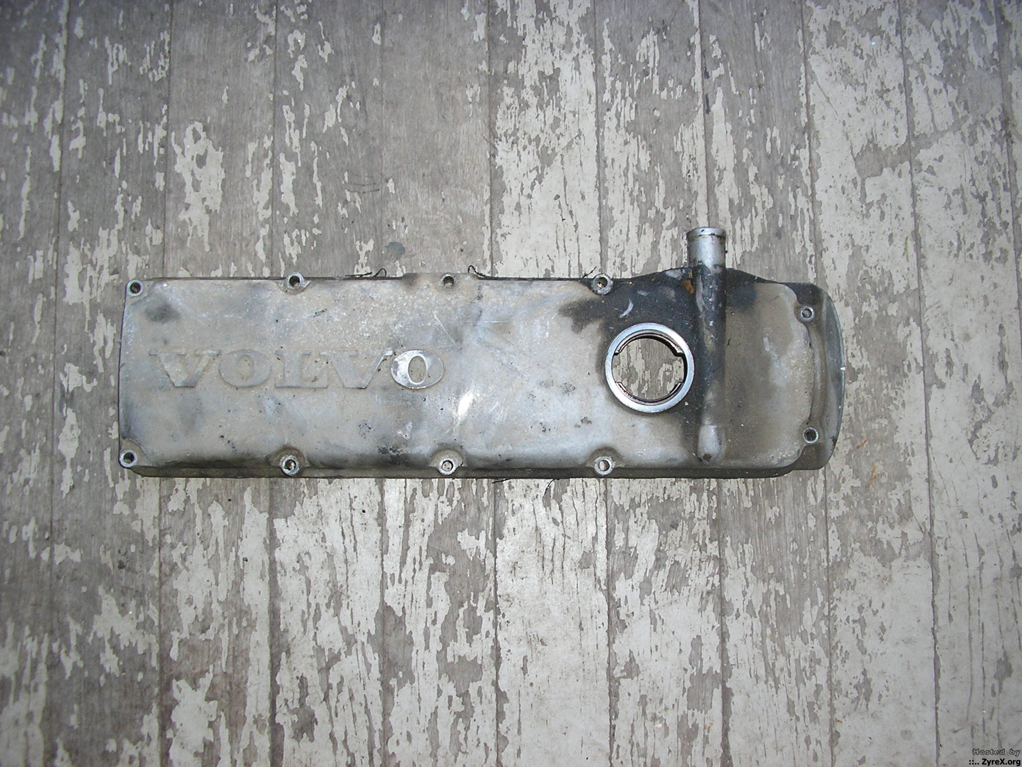 Valve cover with breather